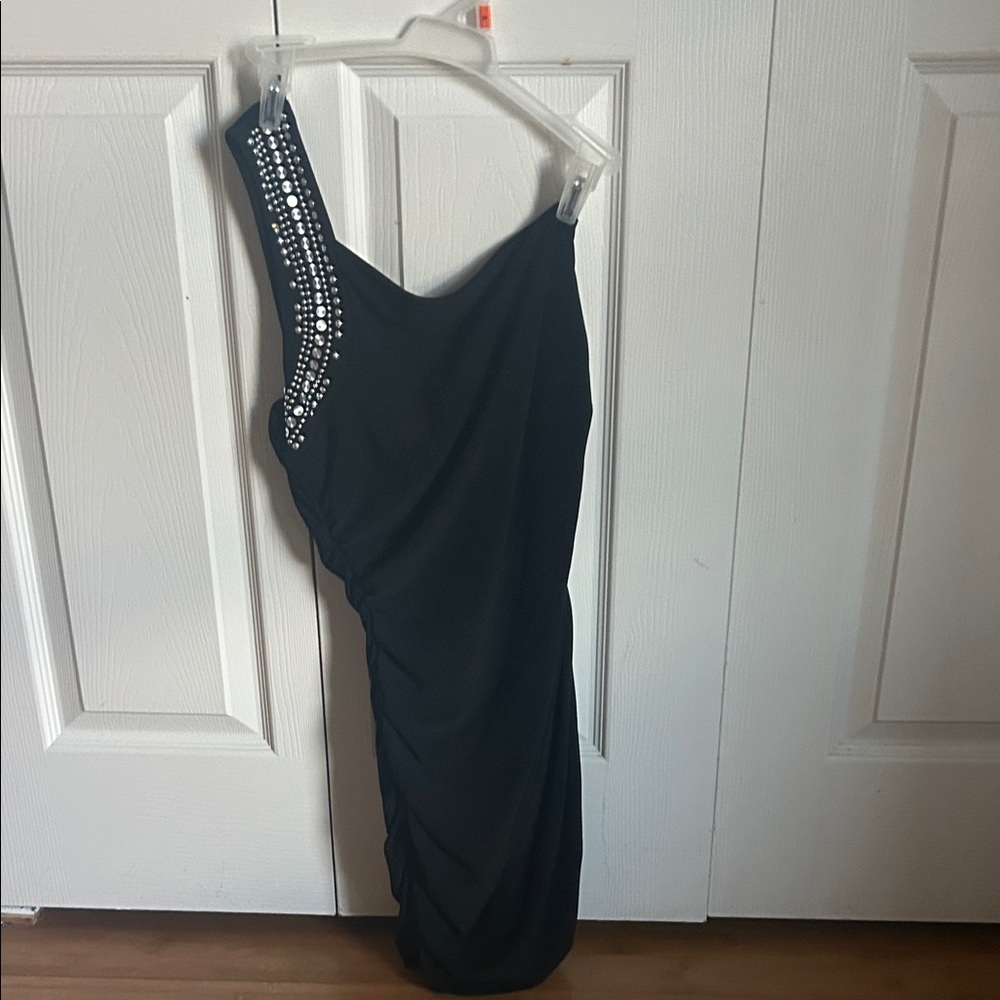 Elegant Black One-Shoulder Dress with Rhinestone Detail